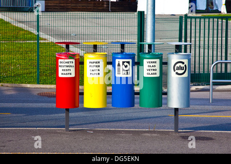 Bunte recycling-Container an einer Straßenbahnhaltestelle in Genf Stockfoto