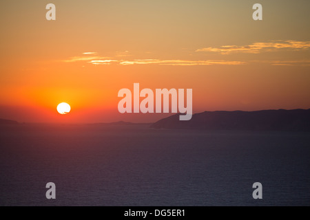 Schöne Aussicht auf die Küste bei Sonnenuntergang, das Ägäische Meer und den Rocky Mountains von Folegandros, eine erstaunliche Insel von Griechenland Stockfoto