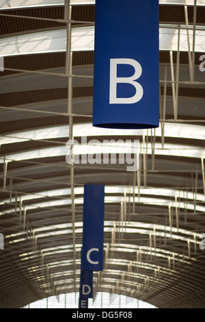 Großen blauen Buchstaben auf dem Pudong Shanghai International Airport Stockfoto