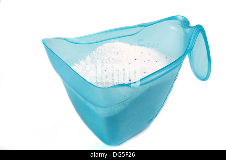 Waschmittel oder Waschpulver in einem blauen Mess Tasse Studio isoliert Stockfoto