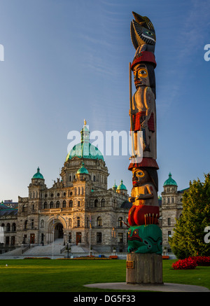 Das Parlament von British Columbia in Victoria Kanada mit Totempfahl Stockfoto