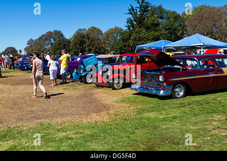 Klassische und modifizierte Autos auf einer Automesse in Goleta, Kalifornien in der Nähe von Santa Barbara. Stockfoto