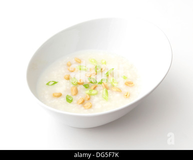 Eine Schüssel mit chinesischen Reisbrei isoliert auf einem weißen Hintergrund. Stockfoto