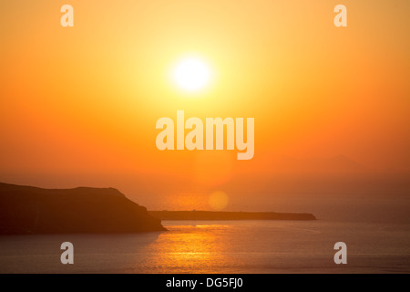 Sonnenuntergang am Strand von Santorin in Griechenland Stockfoto