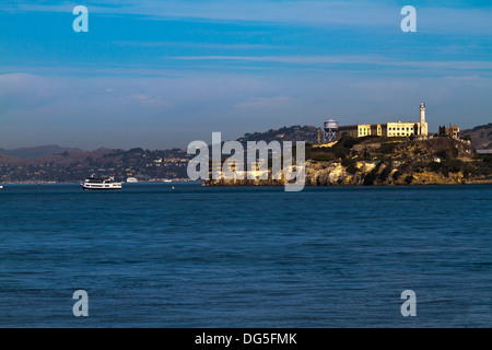 Blick auf die Gefängnisinsel Alcatraz und Fähre Boot gesehen von der San Francisco Bay. Stockfoto