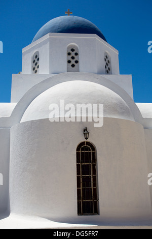 Weißen orthodoxen Kirche in Santorini mit klaren blauen Himmel. Griechenland Stockfoto