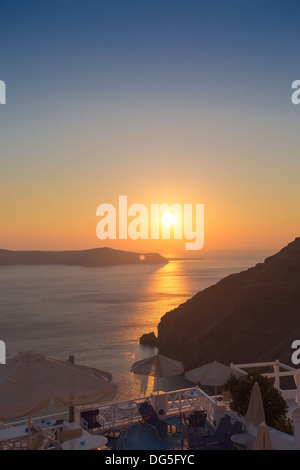 Schöner Sonnenuntergang am Strand von Santorin in Griechenland, 25. Juni 2013. Stockfoto