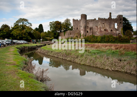 Eine Ansicht des Laugharne Castle in der Stadt von Laugharne, er Geburtsort von Dylan Thomas, tWales, UK Stockfoto