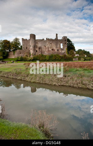 Eine Ansicht des Laugharne Castle in der Stadt von Laugharne, er Geburtsort von Dylan Thomas, tWales, UK Stockfoto