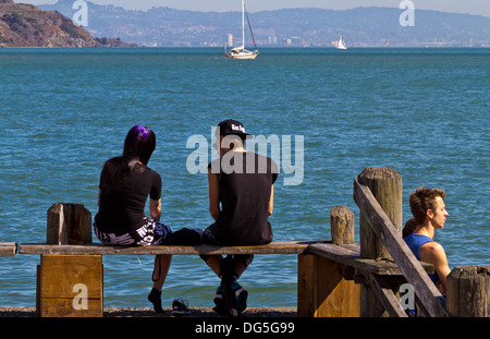 Junge Paare entspannende bayside in Sausalito, Kalifornien. Stockfoto