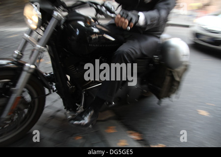 Geschäftsmann Reiten Harley Davidson Motorrad in Rom Italien Stockfoto