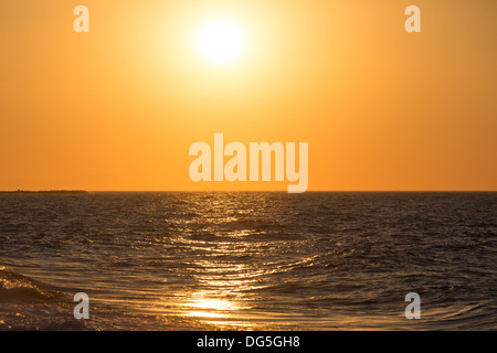 Sonnenuntergang am Strand von Santorin in Griechenland Stockfoto