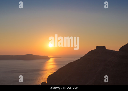 Schöner Sonnenuntergang am Strand von Santorin in Griechenland, 25. Juni 2013. Stockfoto