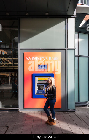 Sainsbury's Bank. Automatisierte Geldautomaten außerhalb Zweig der britische Supermarktkette. Stockfoto