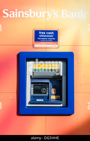 Sainsbury's Bank. Automatisierte Geldautomaten außerhalb Zweig der britische Supermarktkette. Stockfoto
