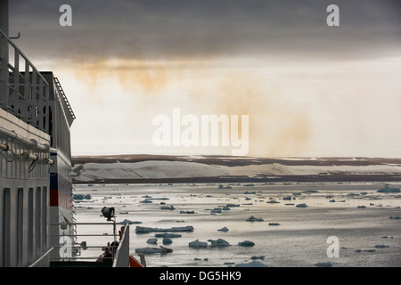 Emissionen aus dem russischen Forschungsschiff AkademiK Sergey Vavilov ein Eis gestärkt Schiff auf einer Expedition Kreuzfahrt nach Norden Svalbard. Stockfoto