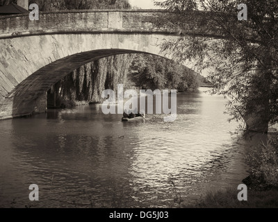 Rudern auf der Themse in der Nähe von St. John Lock, Lechlade, England Stockfoto