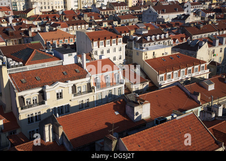 Aus der Vogelperspektive auf Lissabon Innenstadt. Wohnviertel und Bahnhof Rossio, Portugal. Stockfoto