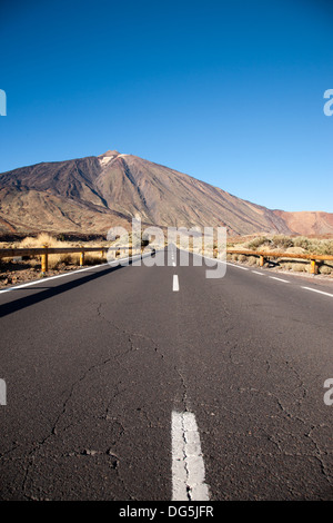 Die offene Straße zu führenden auf den Vulkan Teide auf der Insel Teneriffa. Stockfoto