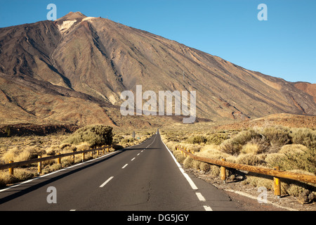 Die offene Straße zu führenden auf den Vulkan Teide auf der Insel Teneriffa. Stockfoto