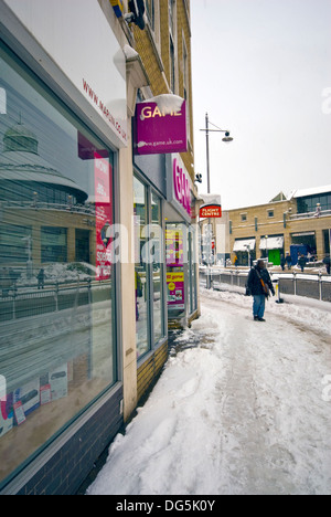 Schnee bedeckt die Straßen, 2. Februar 2009, die schwersten Schneefälle in London seit 18 Jahren. London, Wimbledon, der Brodway Stockfoto