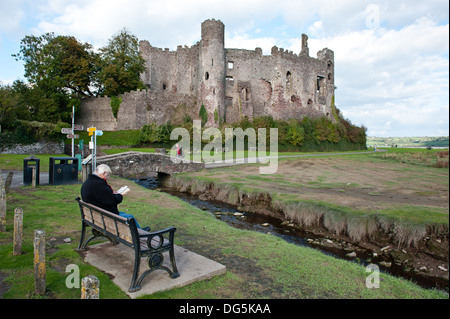 Blick auf die Burg in der Stadt Laugharne, der Geburtsort von dem Dichter Dylan Thomas, Wales UK Stockfoto