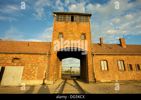 Eingang von der Nazi-Konzentrationslager Auschwitz-Birkenau. Stockfoto