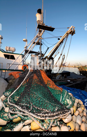 Einem kommerziellen Fischerboot mit einer Handtasche Sein Netto für einen Angelausflug in Szene gesetzt Stockfoto