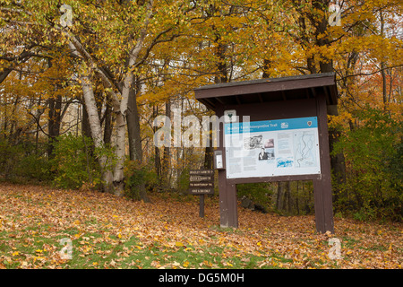 Infotafel zeigt Wanderkarten und Geschichte am Mount Greylock State Park in Lanesboro Massachusetts. Stockfoto