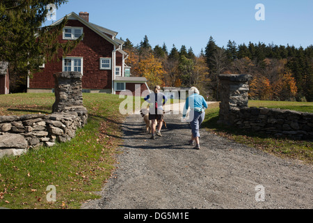 Zwei Frauen und ihre Hunde zu beginnen ihre Wanderung am Budd Visitor Center am Notchview, Kuratorium der Reservation in Windsor, MA. Stockfoto