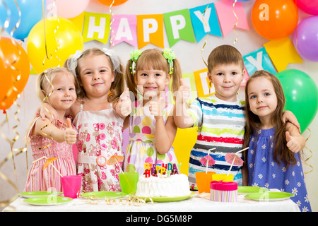 Kinder feiern Geburtstagsparty Stockfoto