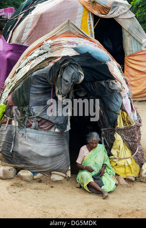 Niedrigere Kaste Indianerin sitzt außerhalb ihrer Bender / Zelt / shelter. Andhra Pradesh, Indien Stockfoto