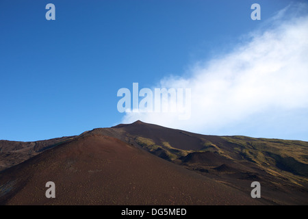 Blick auf den Ätna in den frühen Morgenstunden mit einem blauen Himmel Stockfoto