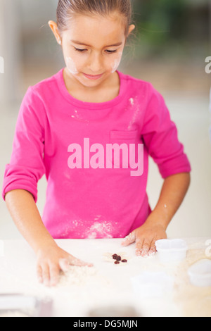 niedliche kleine Mädchen backen Kekse in Küche Stockfoto