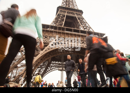 Ein Low-Winkel-Blick auf den Eiffelturm Paris zeigt Touristen Stockfoto