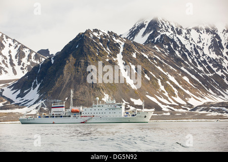 Das russischen Forschungsschiff AkademiK Sergey Vavilov ein Eis gestärkt Schiff auf einer Expedition Kreuzfahrt nach Norden Spitzbergen. Stockfoto