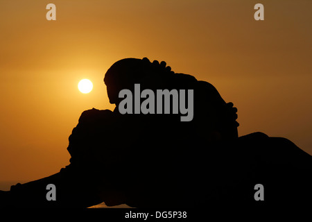 Silhouette der Skulptur "Der Kuss" ("El Beso") bei Sonnenuntergang, Parque del Amor, Miraflores, Peru Stockfoto