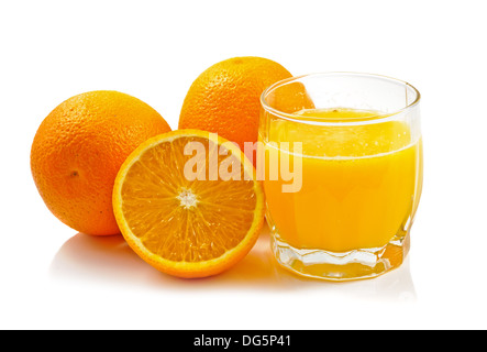 Orangen Saft und Orangen Früchten isoliert auf weiss Stockfoto