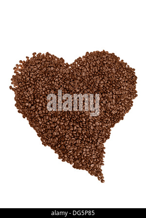Herzförmige Kaffeebohnen isoliert auf weißem Hintergrund Stockfoto