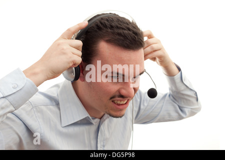 Frustrierte junge Mann trägt Kopfhörer Stockfoto