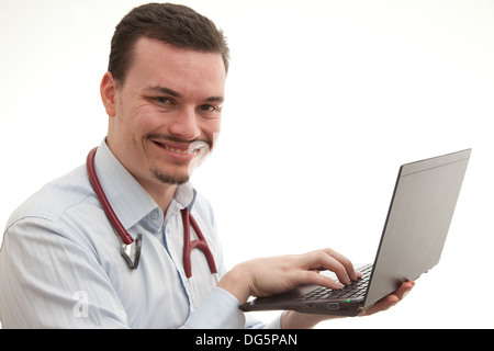 Arzt hält ein Laptop tippen darauf Stockfoto