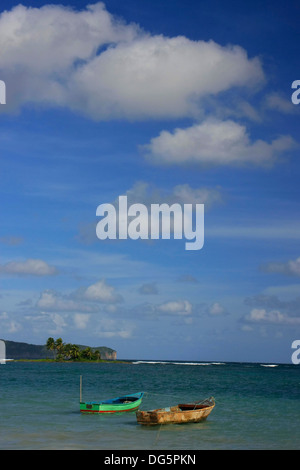 Alte Boote am Strand von Las Galeras, Halbinsel Samana, Dominikanische Republik Stockfoto