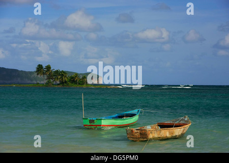 Alte Boote am Strand von Las Galeras, Halbinsel Samana, Dominikanische Republik Stockfoto