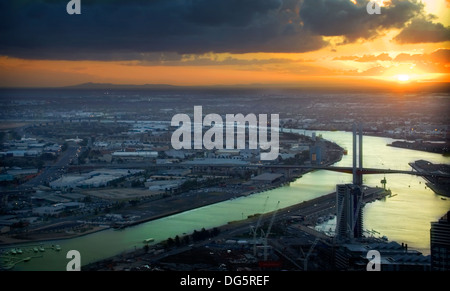 Sonnenuntergang über der Stadt, mit einer Brücke mit Stockfoto