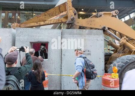 New York, NY, USA. 14. Oktober 2013. New Yorker und Touristen fotografieren sich vor "Konkrete konfessionellen", ein Kunstwerk von der britischen Graffiti-Künstler Banksy im East Village in Manhattan, New York. Dan Herrick/ZUMAPRESS.com/Alamy © Live-Nachrichten Stockfoto