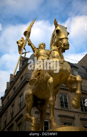 Die goldene Statue des Heiligen Jeanne d ' Arc in Paris, Frankreich. Stockfoto