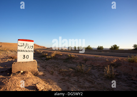 Wegweiser nach Ouarzazate in Marokko mit blauem Himmel Stockfoto