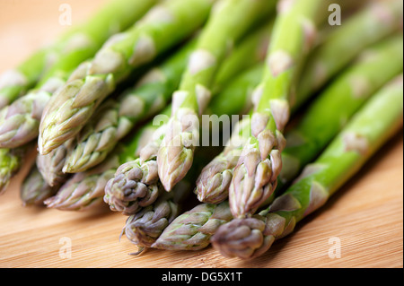 Nahaufnahme der frisch geernteten Spargel auf Schneidebrett. Stockfoto