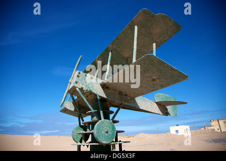 Ein Monument in Tarfaya, Kap Juby, Marokko, zum Gedenken an Aéropostale Mail Zwischenstopp Landebahn und der Bahnhofsbetreiber Stockfoto