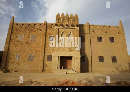 Öffentliche Gebäude - traditionelle Schlamm Gebäude in Mali. Stockfoto